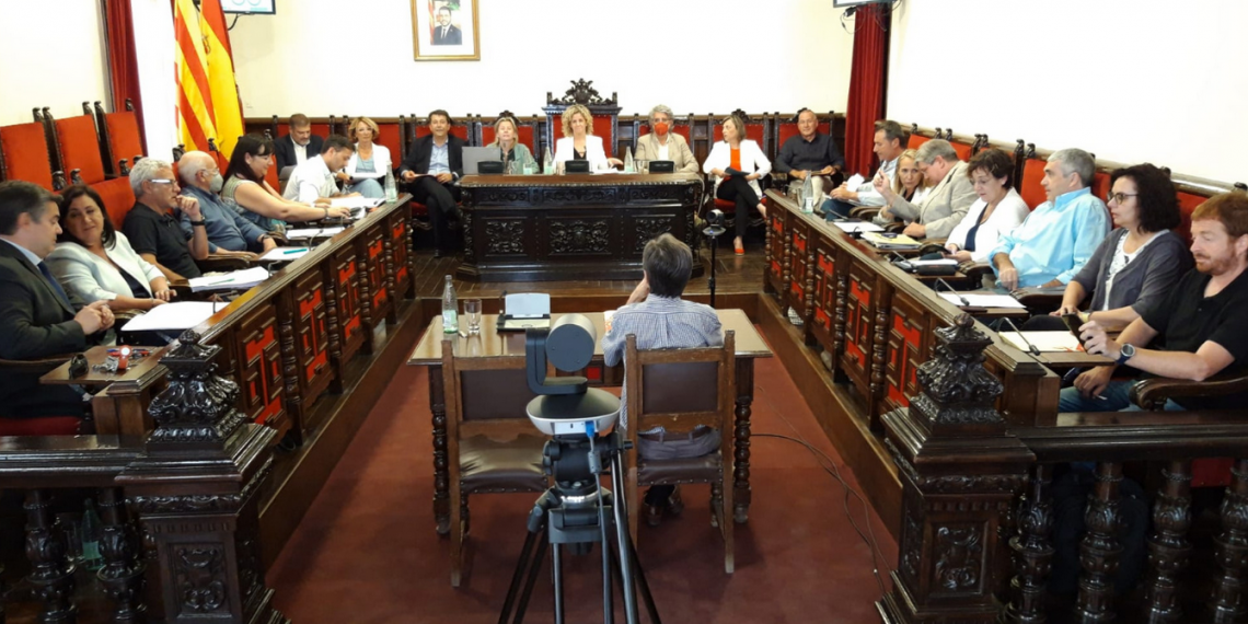 El ple de Tortosa dona suport unànime a les famílies afectades per la falta de places a les escoles