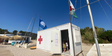 La tasca dels socorristes de Creu Roja a les platges ebrenques