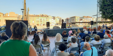 Més d’un centenar de persones tornen a reclamar la retirada del monument franquista