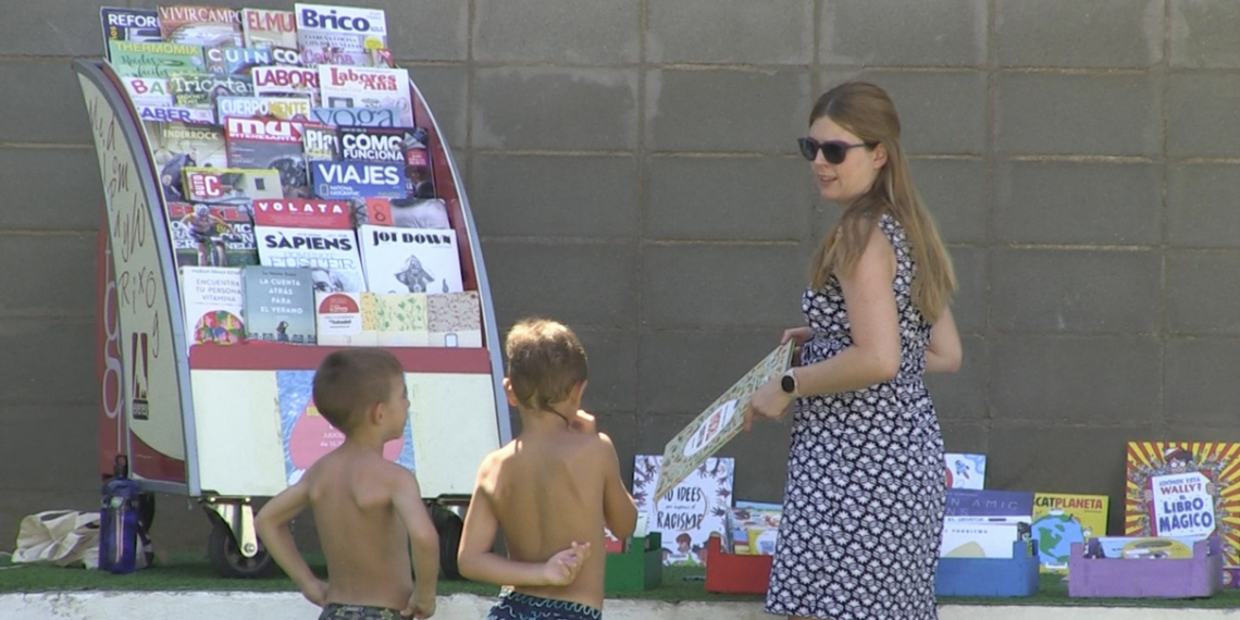 Fomentar la lectura en una piscina, la iniciativa de la biblioteca de Gandesa