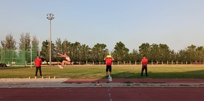 Andrea Sabou trenca per primer cop la barrera dels sis metres al salt de llargada