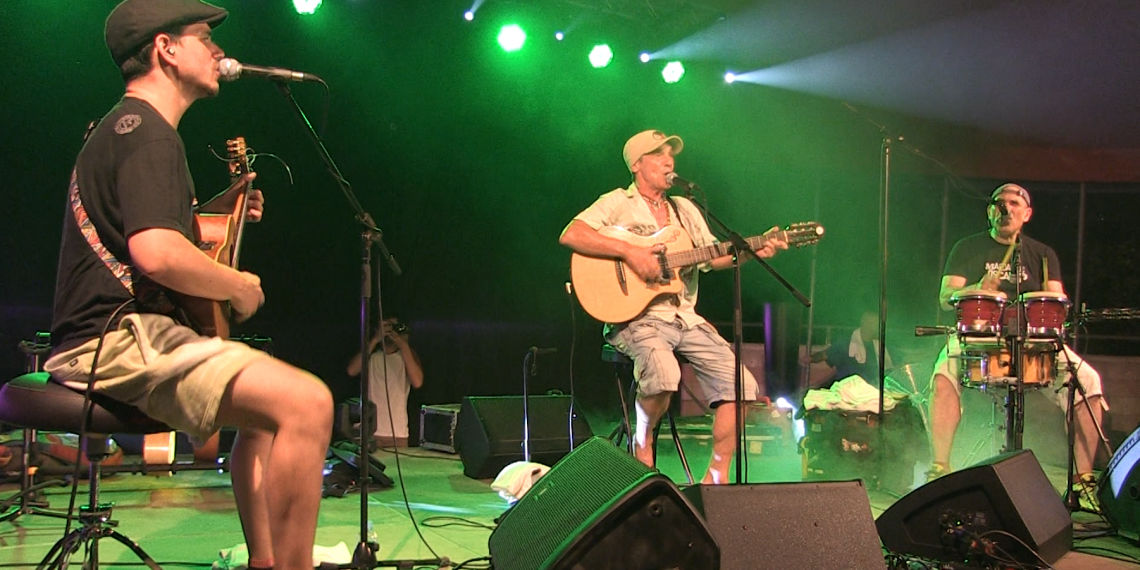 “Próxima estación: L’Aldea!”, Manu Chao captiva en acústic un públic entregat al Pla dels Catalans