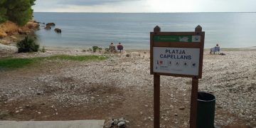 L’Ampolla actualitza la cartelleria de les platges amb la nova ordenança municipal
