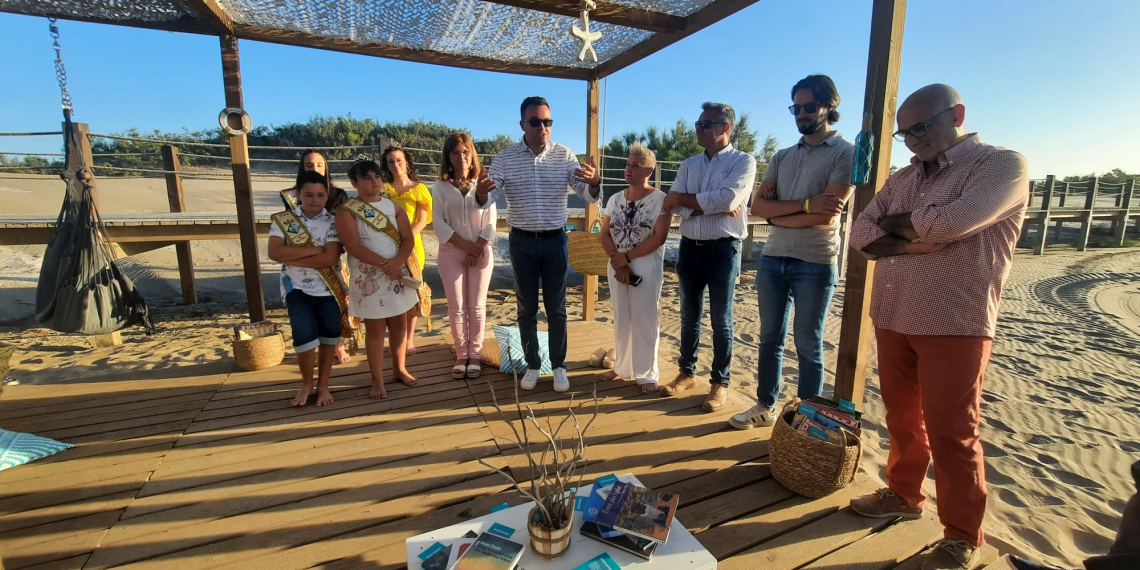 Deltebre inaugura la Biblioplatja de Riumar, amb bandera blava
