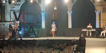 Una cinquantena de vestits participen a la 50a edició del Concurs de Vestits de Paper d’Amposta