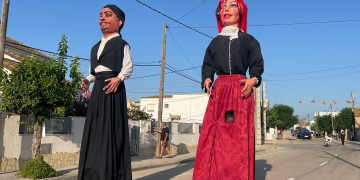 Ofrena de flors i fruits al patró a Sant Jaume d’Enveja