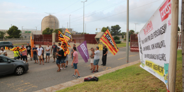 Desenes de treballadors de Falck continuen la vaga a les centrals nuclears d’Ascó i Vandellòs