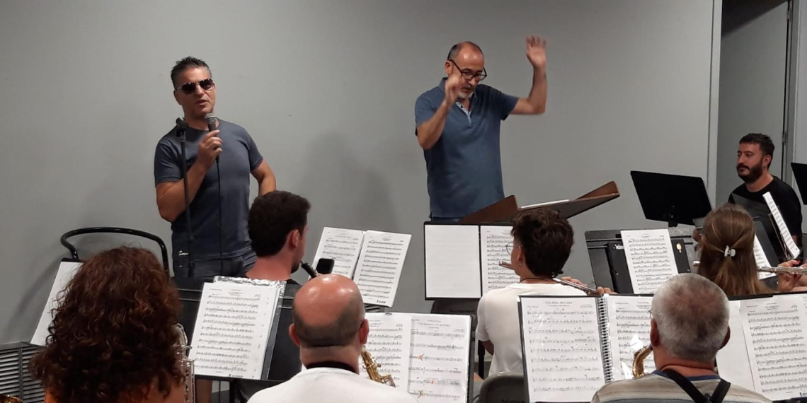 La Banda de Música de Tortosa recorda els èxits de Nino Bravo amb Serafín Zubiri