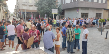 Uns 200 pagesos es concentren a Santa Bàrbara per reclamar mesures ‘efectives’ contra els robatoris de garrofa