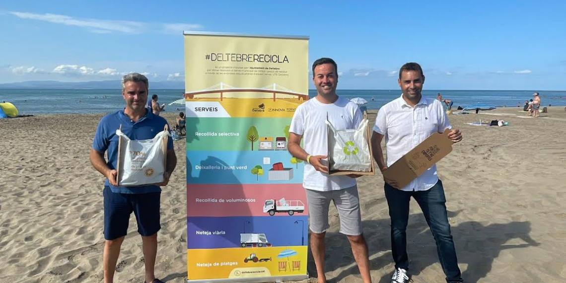 Deltebre reparteix papereres petites per recollir la brossa a la platja