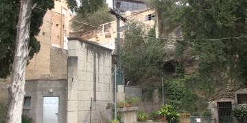 Esborren la inscripció falangista de la Creu als Caiguts del calvari de Santa Clara