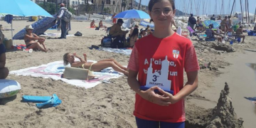 Anna Bertomeu, del Club Natació Tortosa, tercera en la categoria infantil de la Travessia de Sitges