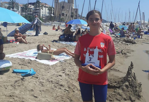 Anna Bertomeu, del Club Natació Tortosa, tercera en la categoria infantil de la Travessia de Sitges