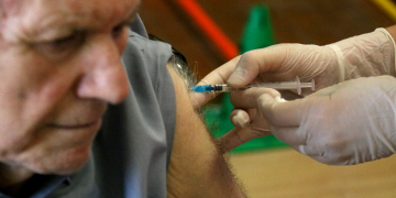 Comença la vacunació simultània de la grip i la covid per residents i majors de 80 anys
