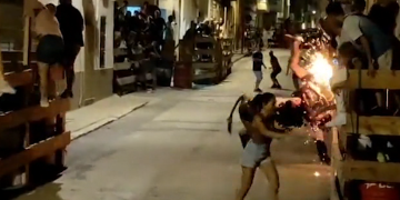 Ensurt amb un bou embolat a les festes del Barri de la Ràpita