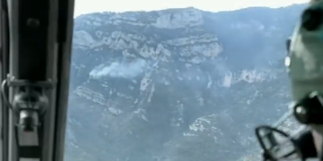 10 dotacions de bombers treballen per neutralitzar una columna de fum al barranc de la Galera