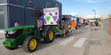 Gran desfilada de carrosses acompanyats pel grup de grallers i gegants a Gandesa