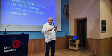 Leontxo García proposa els escacs com una eina bàsica per l’educació dels  infants