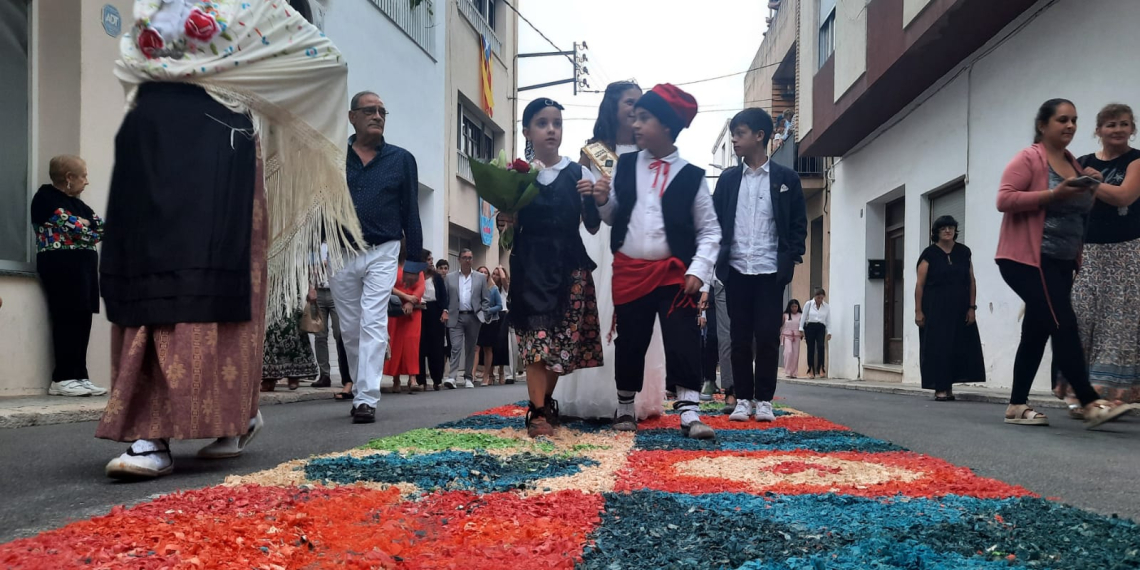 Les catifes omplen els carrers de la Sénia per la Festa de Pallerols