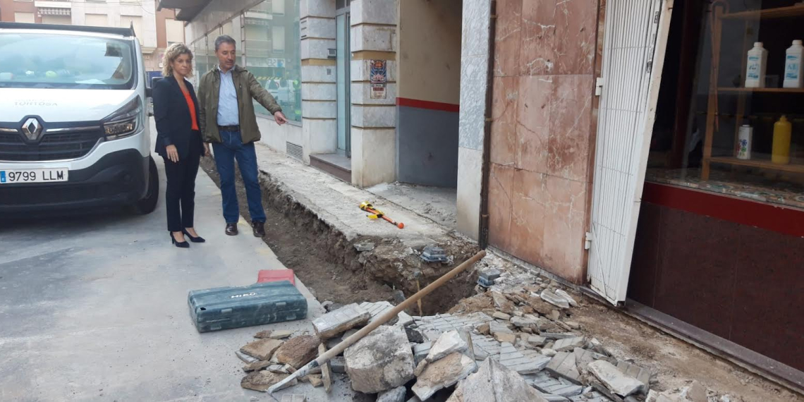 Comencen els treballs per renovar les voreres del carrer Marina de Tortosa