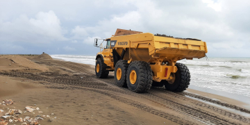 Les màquines tornen a les zones més fràgils del Delta per a intentar frenar la regressió