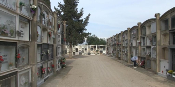 Els tortosins netegen i decoren el cementiri de cara a la festivitat de Tots Sants