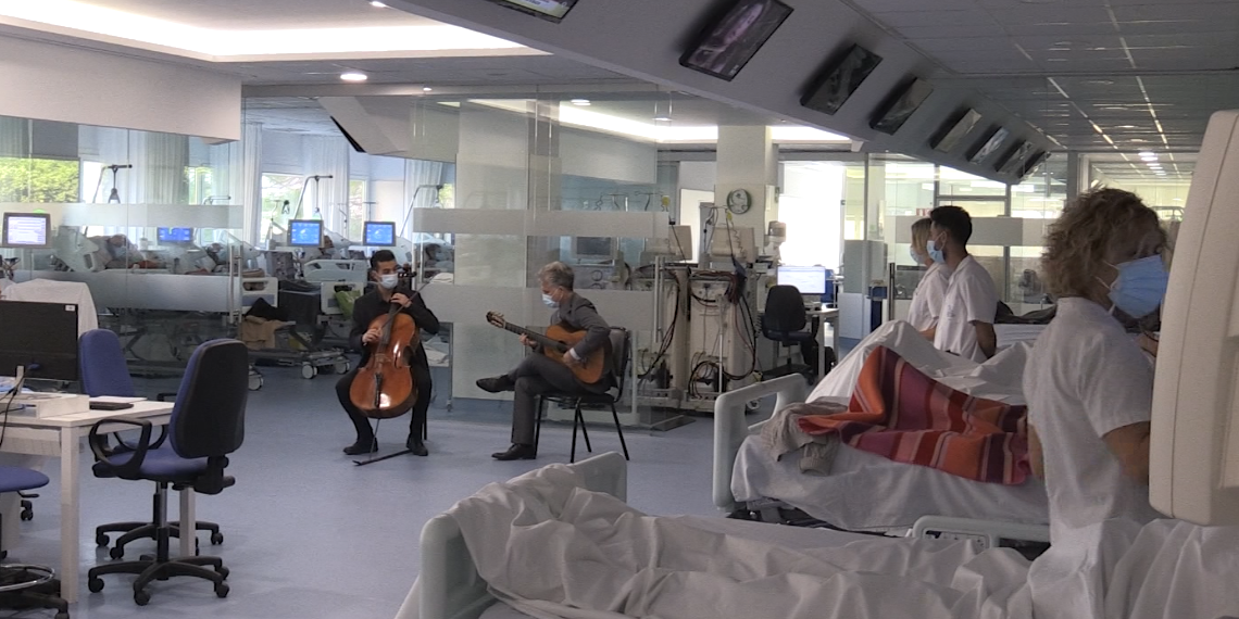 La música com a teràpia per als pacients d’hemodiàlisi de l’Hospital de Jesús