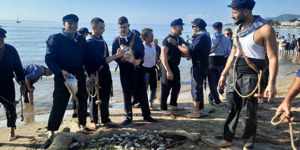 Orígens: Demostració de pesca al rossegall a la platja del Pipi a la Ràpita