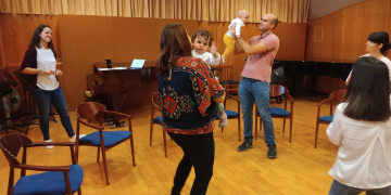 La Lira Ampostina engega sessions de musicoteràpia per embarassades i nadons