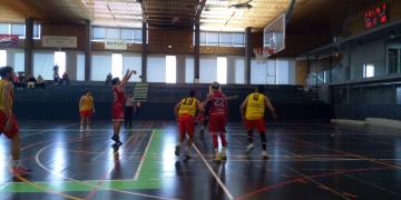 El CB Cantaires-Tortosa perd (79-75) a la pista del Secà Sant Pere en un partit molt igualat