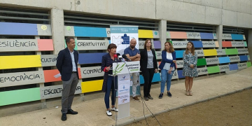 Usuaris de la Fundació Pere Mata rehabiliten el pati de l’escola d’Alcanar