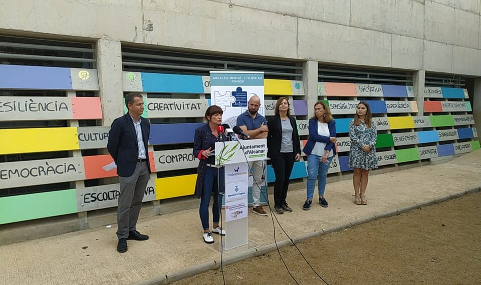 Usuaris de la Fundació Pere Mata rehabiliten el pati de l’escola d’Alcanar