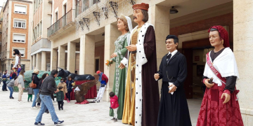 Gegants i cucaferes envairan els carrers de Tortosa en la 16a Cucafera Folk