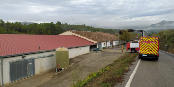 Incendi a l’interior de la nau de la cooperativa de la Serra d’Almos