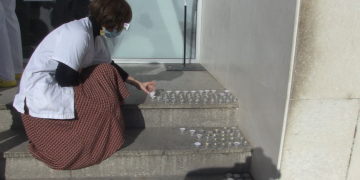 Encesa d’espelmes a les portes de l’Hospital de Tortosa pel 25-N