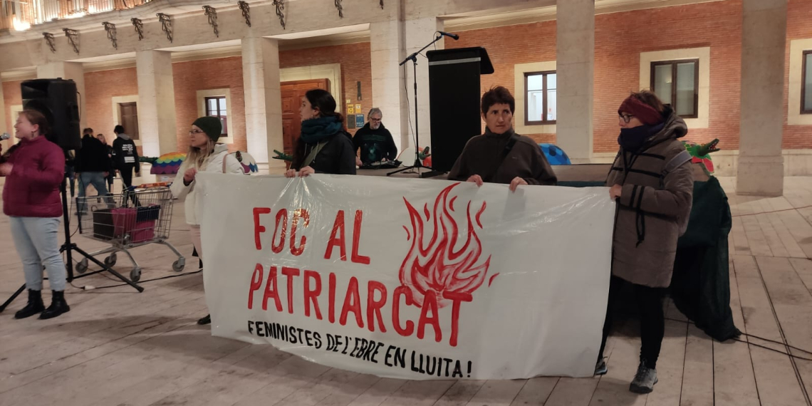 Una quarantena de dones realitzen una marxa de torxes pels carrers de Tortosa pel 25-N