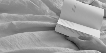 Tibau publica el poemari ‘Hi entra de puntetes la llum’