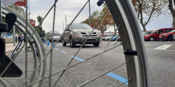 Ocupen els aparcaments del mercat de Tortosa per denunciar l’incivisme amb les places per a persones amb mobilitat reduïda