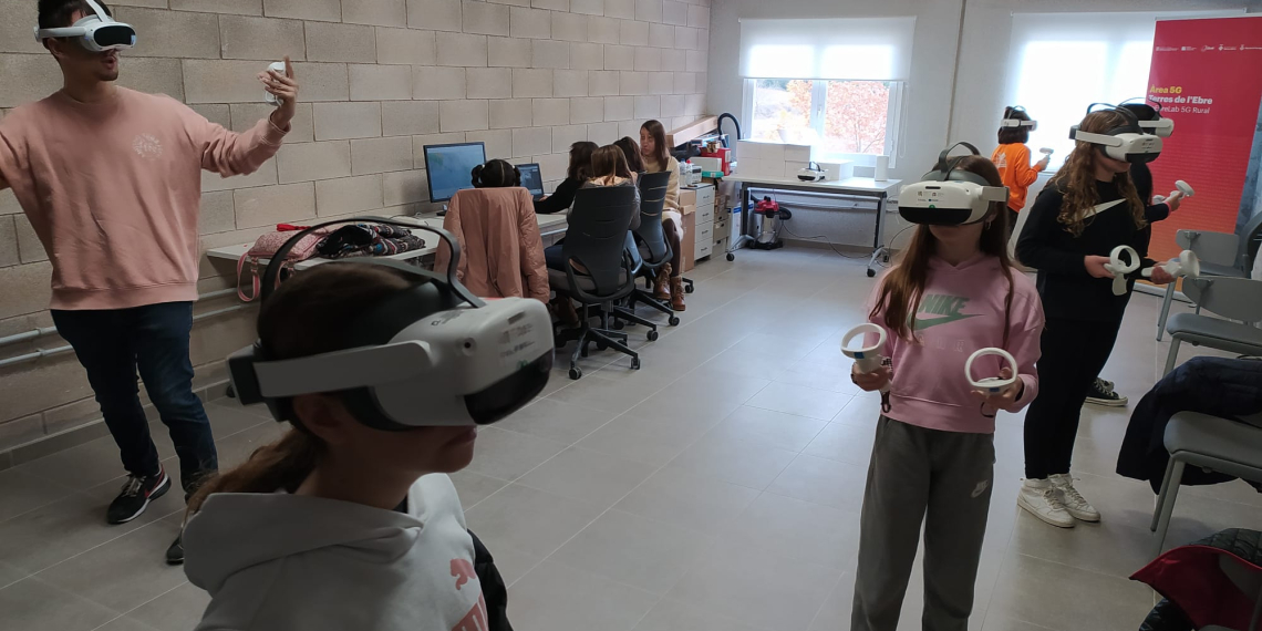 Una desena d’escoles rurals de l’Ebre participen en un projecte pilot de realitat virtual i augmentada
