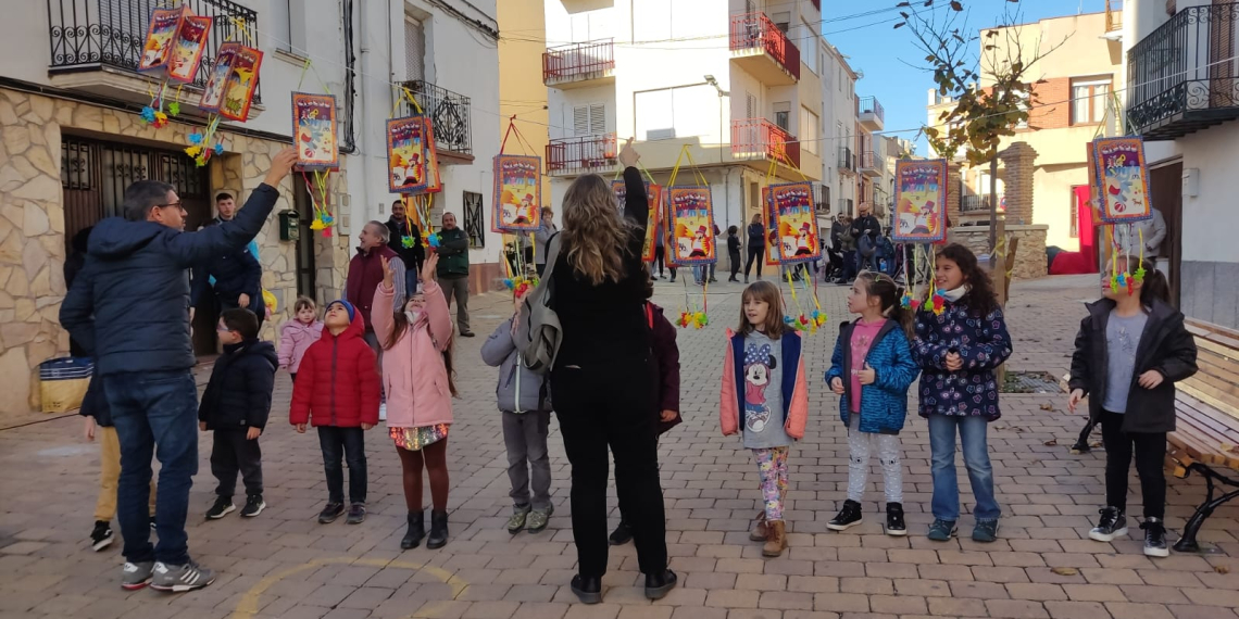 El Tió de Nadal dona regals als nens en el Mercat del Solstici d’Hivern d’Aldover