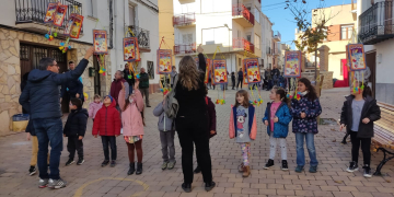 El Tió de Nadal dona regals als nens en el Mercat del Solstici d’Hivern d’Aldover