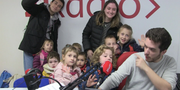 Els xiquets i xiquetes del campus ‘Sol Solet’ fan la seua carta de Nadal a 21 Ràdio