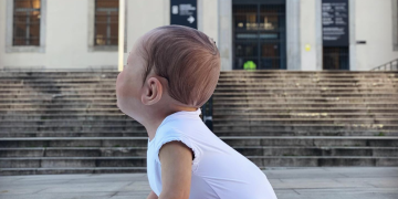 Instal·len un nadó gegant de la deltebrenca Cristina Jobs a Madrid per reivindicar la lactància materna en espais públics