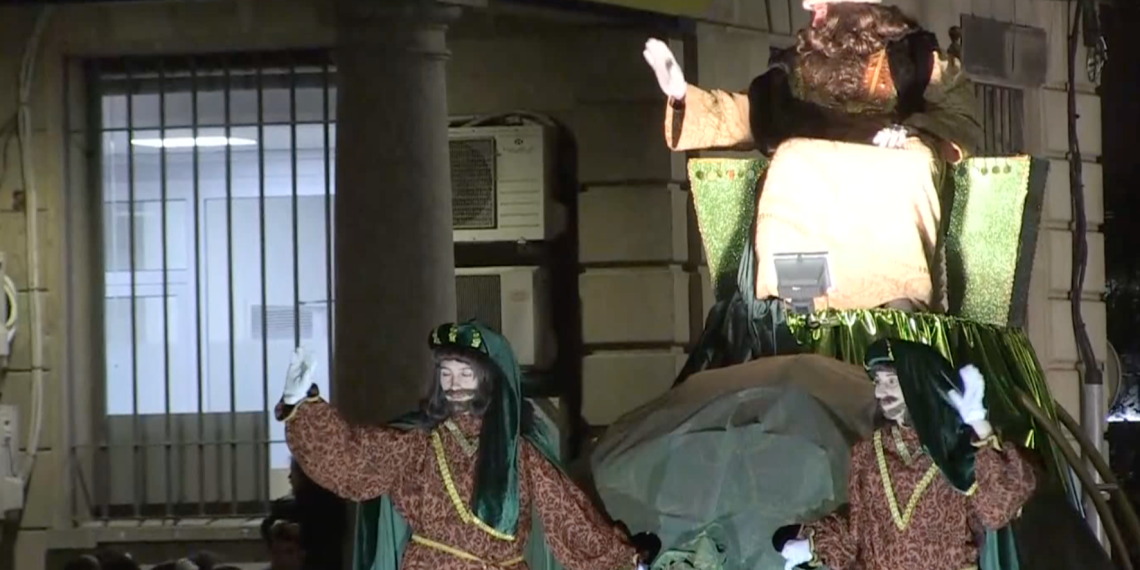 Personatges de contes clàssics acompanyen els Reis d’Orient durant la Cavalcada Fantàstica de Tortosa