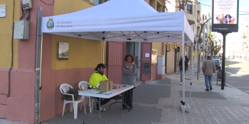 Roquetes impulsa una campanya per mantenir els carrers nets d’excrements de gossos