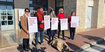 Trens Dignes i Diàspora Ebrenca denuncien amb carbó les deficiències ferroviàries a les Terres de l’Ebre