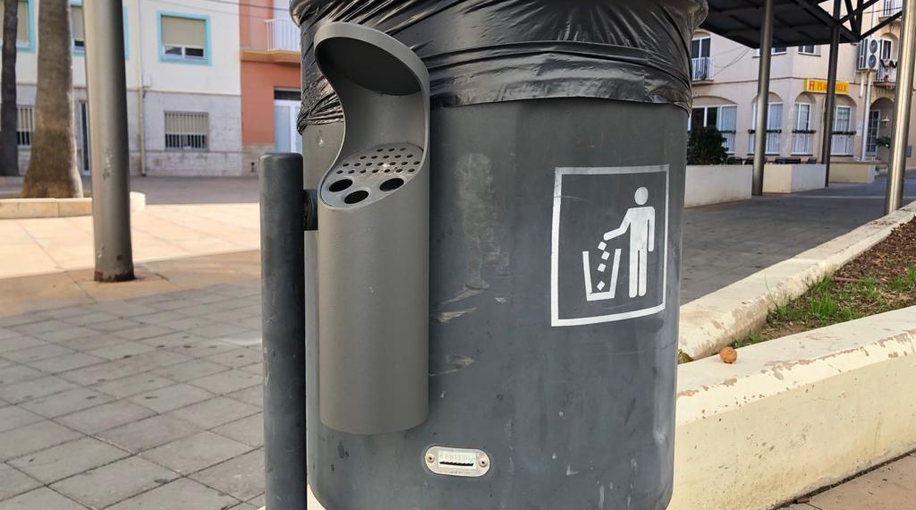 La Ràpita instal·la cendrers per reduir les burilles que es tiren a terra