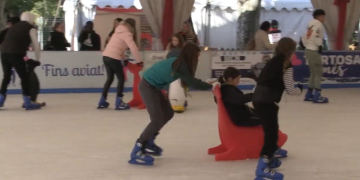 Rècord d’usuaris a la pista de gel de Tortosa, que arriba als 13.000