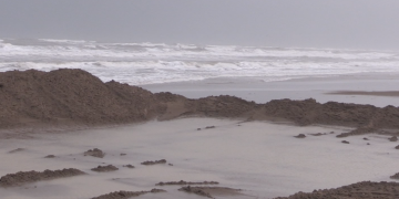 Onades, vent i pluja: les primeres conseqüències del temporal Isaack