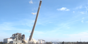 Demolida la icònica xemeneia de la tèrmica d’Andorra de Terol